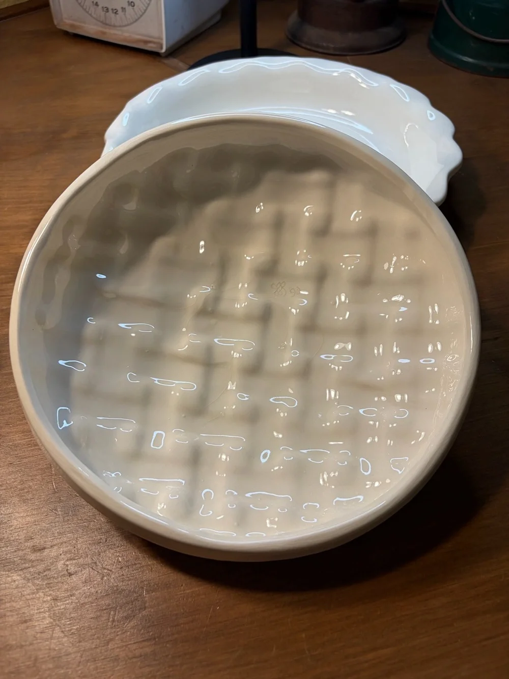 Ceramic Pie Holder/Keeper w/Lattice-Topped Lid Holds 8